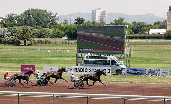 affichage dynamique outdoor : Global POS équipe les hippodromes de Marseille