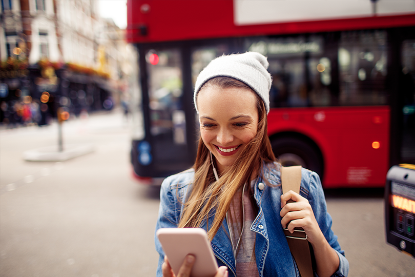 une fille à Londres qui reçoit une carte cadeau digitale. solution carte cadeau internationale